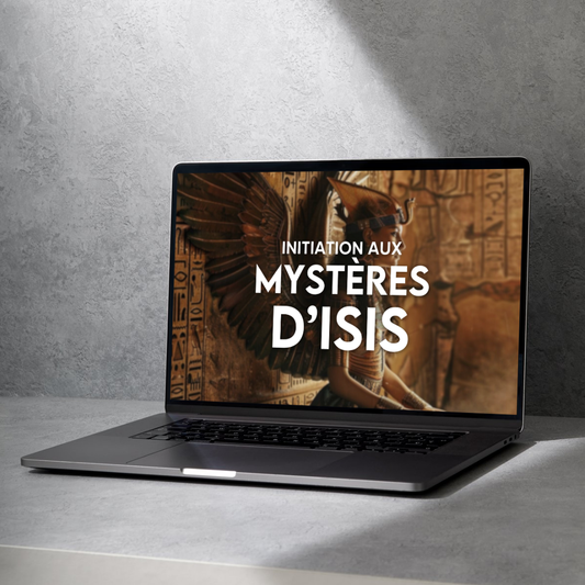Ordinateur portable affichant l’image d’une déesse ailée égyptienne et le texte « Initiation aux Mystères d’Isis ». L’arrière-plan montre des hiéroglyphes dorés et une lumière chaude évoquant les temples anciens d’Égypte. L’image symbolise la puissance, la guérison et la connaissance intérieure transmises par la déesse Isis, figure du féminin sacré et de la transformation spirituelle.